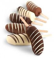 Paletas de amaranto, cubierto de chocolatenegro yblanco